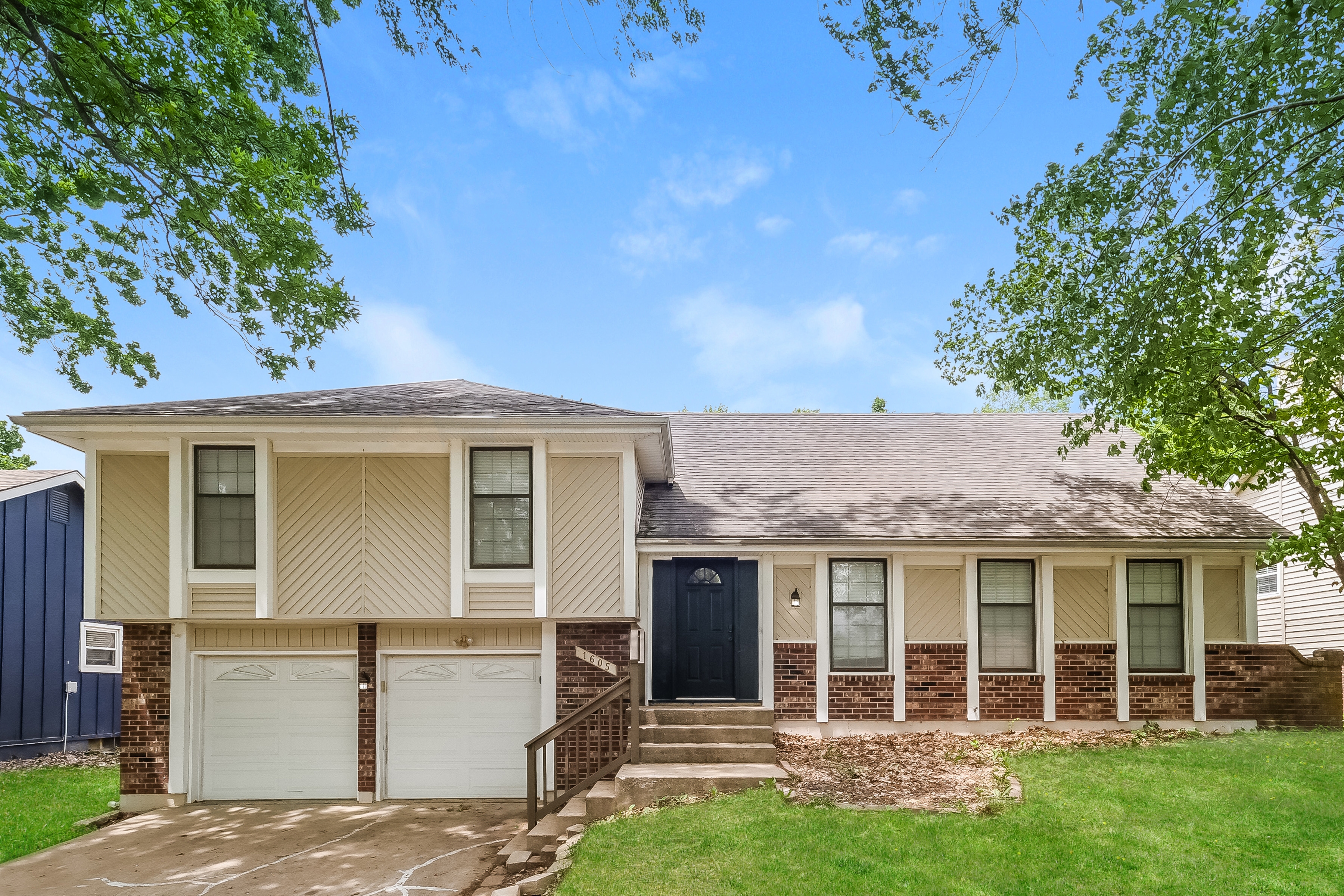 1605 SW 22nd St Blue Springs, MO 64015